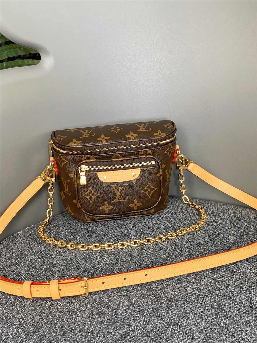 Louis Vuitton MINI BUMBAG M82335 size：17x12x9.5cm 2025 new 